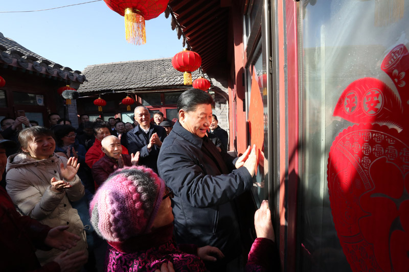 2019年2月1日，習近平總書記在北京前門東區草廠四條胡同32號院，高興地拿起一幅“福”字，親自貼到門上，給這里的老街坊們拜年。