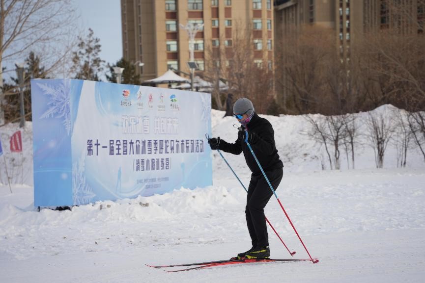 在呼倫貝爾，滑雪愛好者在城市越野滑雪公園內滑雪。人民網記者 苗陽攝